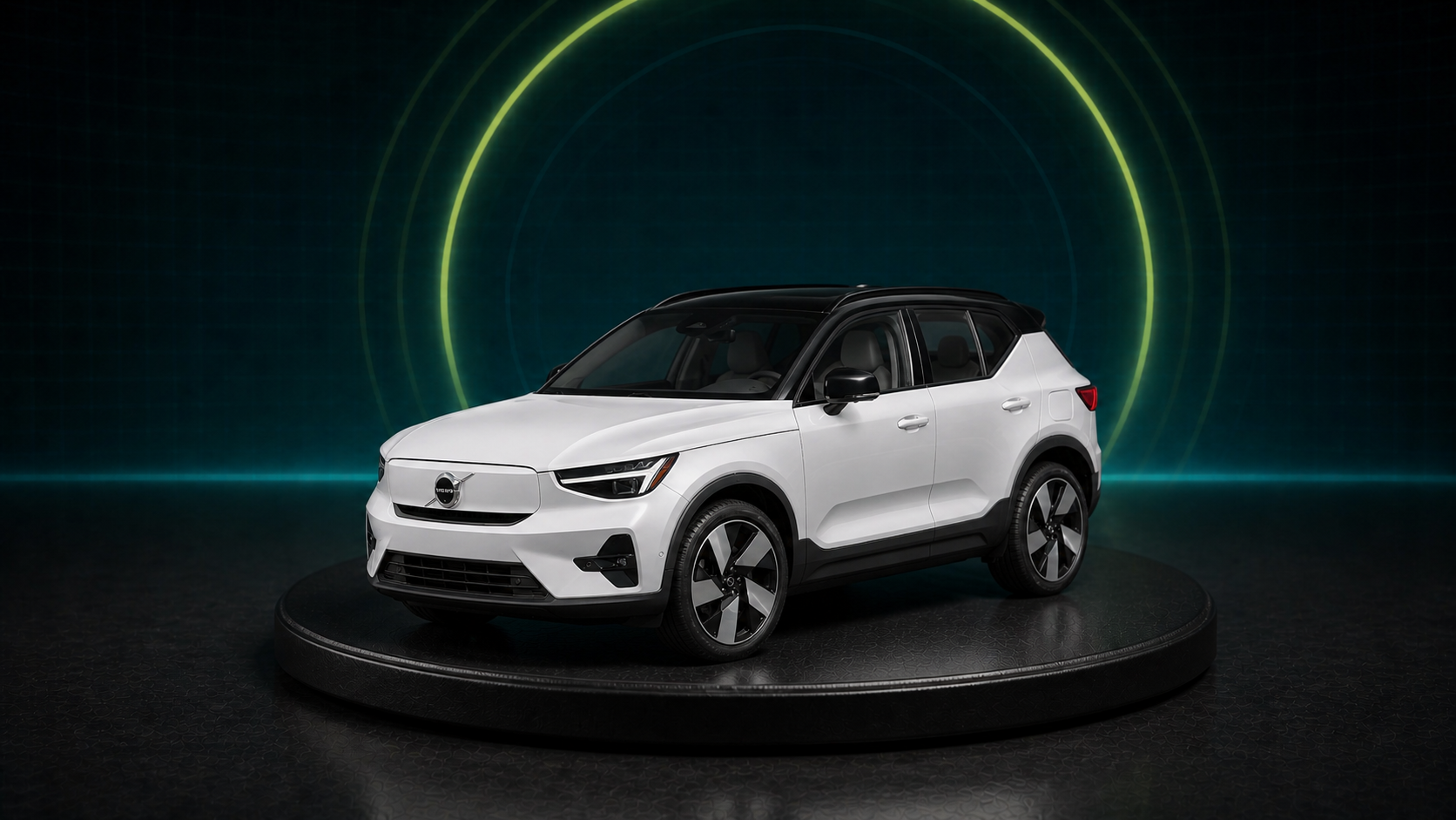 Teknik stüdyo sahnesinde beyaz 2023 Volvo XC40 Recharge Twin elektrikli otomobil